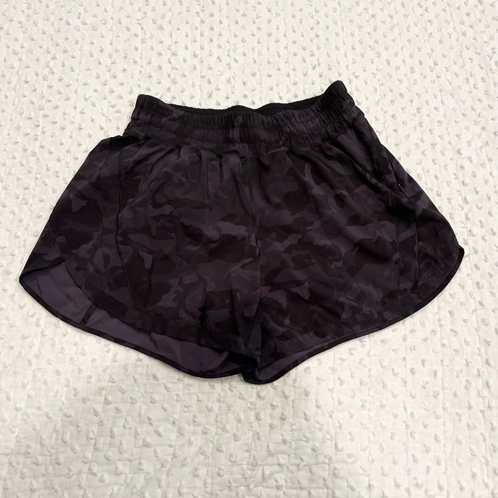 LULULEMON Track That Mid Rose lined shorts in black camouflage size 8 - Picture 4 of 7